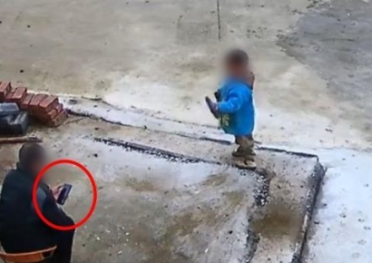 3살 손자 물에 빠졌는데…스마트폰만 쳐다본 中 할아버지