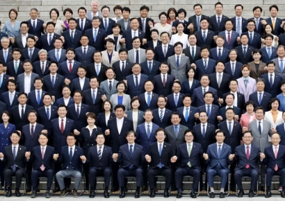 [포토] 손잡고 사진 촬영하는 22대 국회의원