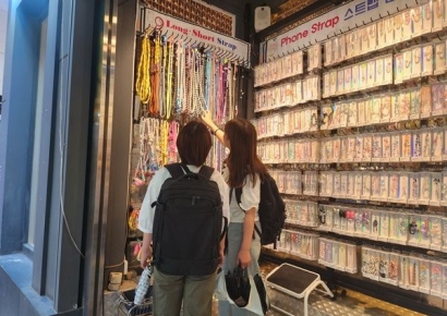 "중국인들 한 바구니 싹쓸이는 옛말" 북적이는 거리에도 명동 상권은 '떨떠름’