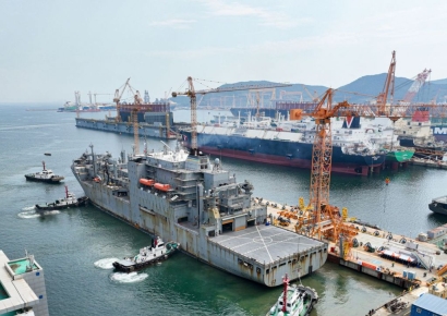美해군 함정, 한화오션 사업장 입항…국내 최초 MRO