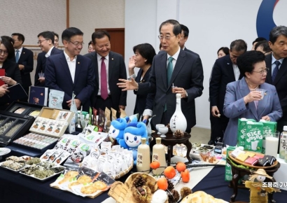 국무회의장에 깜짝 등장한 '추석 민생 선물세트'…"농수산식품 소비 촉진에 동참해 달라"