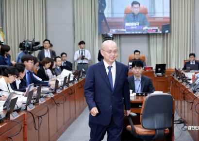 [포토] 선서문 제출하고 돌아오는 안창호 후보자