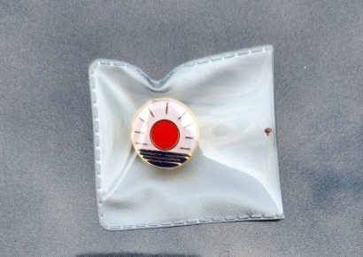 '이장 단합대회' 배지가 왜 이래…"욱일기 아니냐" 전량 회수 소동