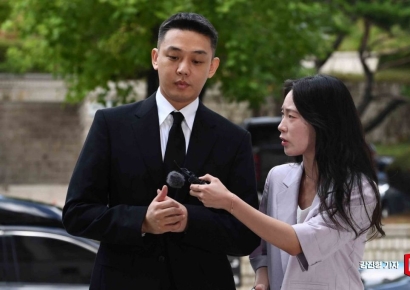 [포토] 유아인, 취재질 질문에 '묵묵부답'