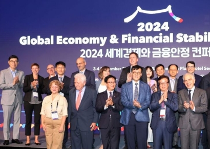 [포토] 기념촬영하는 세계경제와 금융안전 컨퍼런스 참석자들 