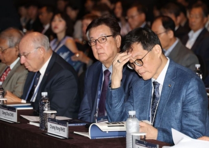 [포토] 자료 보는 이창용 한국은행 총재