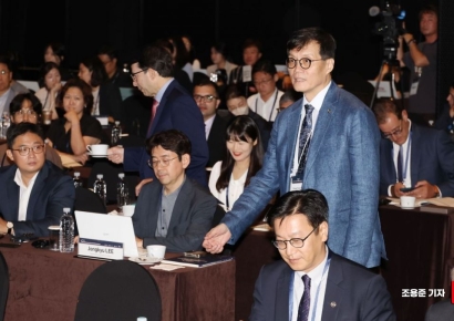 [포토] 금융안정컨퍼런스 참석하는 이창용 총재