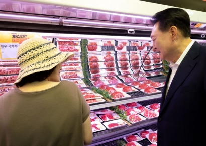 "미역국 고기 골라주세요" 시민 요청에…尹대통령 "기름 조금 있는 게 좋아요"