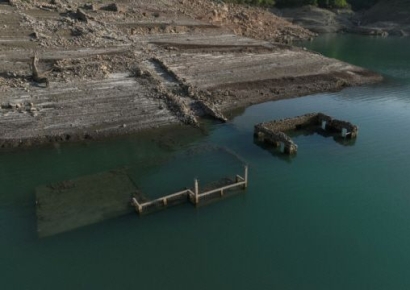 역대급 가뭄에 저수지 마르자…45년전 수몰된 마을 수면 위로