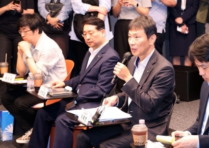 '관치금융' 지적 의식한 이복현 "가계대출 관리, 은행 자율로 강화해야"