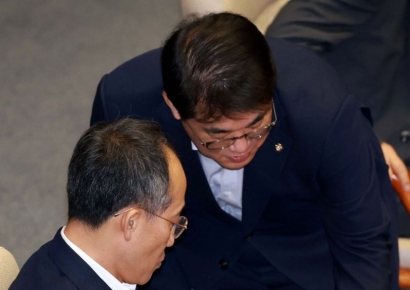 [포토] 대화하는 추경호-배준영