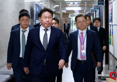 최태원, 여야 4당 대표 예방…"우리 경제에 청량한 바람 일으켜 달라"