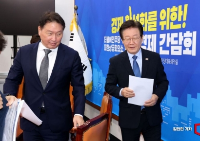 [포토] 자리 옮기는 이재명-최태원