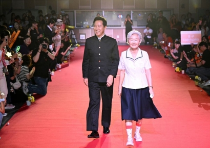 오세훈 "난 치매 환자 아들"…교복 입고 치매 어르신들과 런웨이