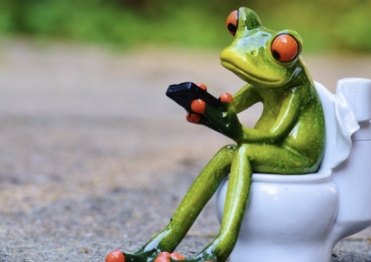 "칫솔에 균 튄다고 앉아서 소변 보라는 여친…결혼해도 될까요"