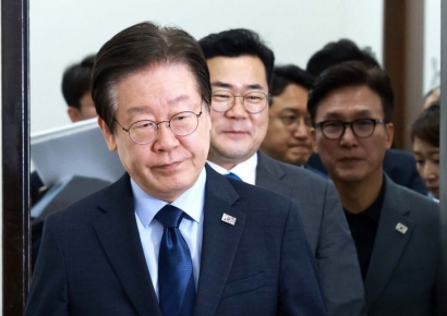 [포토] 회의장 들어서는 이재명 대표