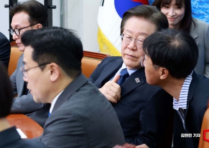 [포토] 관계자와 대화하는 이재명