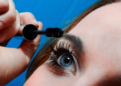 "자기전 눈화장 지우세요…눈꺼풀에 검은 반점 생겨요"