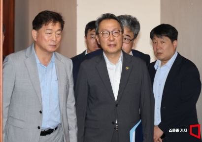 [포토] 국정현안관계장관회의 참석하는 박민수 차관