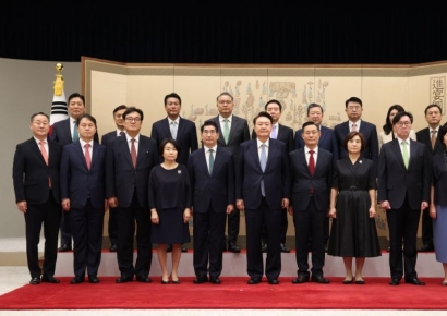 尹, 김용현 국방장관·신원식 안보실장·장호진 특보에 임명장