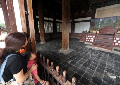 [포토] 창경궁 명정전 관람하는 가족