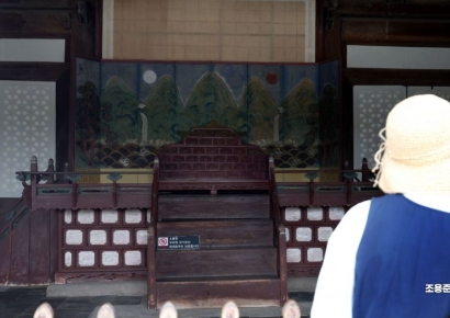 [포토] 창경궁 명정전 관람하는 시민