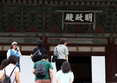 [포토] 명정전 둘러보는 관람객들