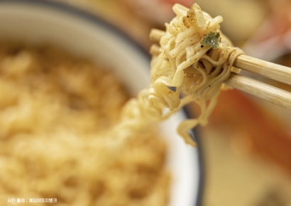 "화장실서 라면먹고 탕비실 싹쓸이…식탐많은 동료 힘들어요"