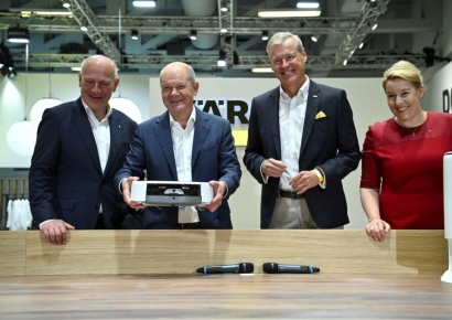 독일 총리, IFA 방문 첫 순서로 삼성전자 부스 찾아