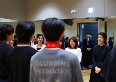 한·일 정상 부인, K팝 엔터사 찾아…김건희 여사 "아티스트 융합시 강해질 것"