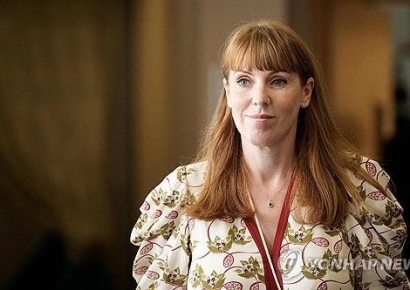 '클럽 댄스' 논란 英부총리… "누구나 휴식은 필요…일은 진심" 반박