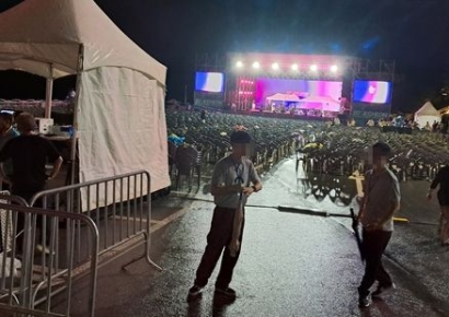 행사 폭죽이 관객석으로 날아갔다…2500명 몰린 영화제서 16명 부상