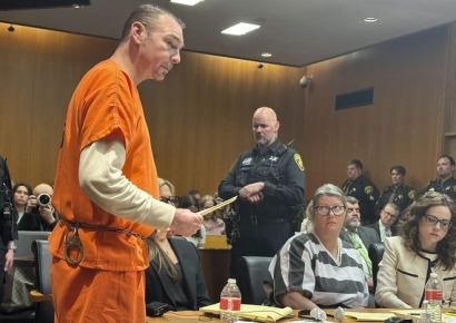 14세 아들에 소총 선물 美아빠…검찰 "살인혐의" 기소 논란