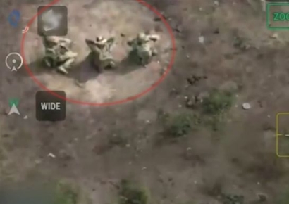 "손 들고 무릎 꿇은 우크라 군인 총살"…러, 또 전쟁 범죄 정황 포착