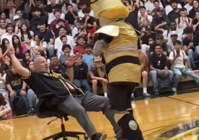 학생들 앞에서 '음란 댄스' 췄다가…교감으로 강등된 美 교장