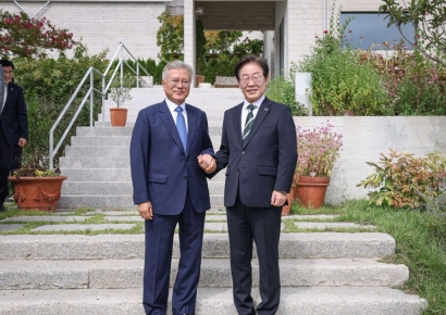 이재명, 문재인 예방…"尹정부, 대통령 가족에 정치탄압", "당당하게 임할것"