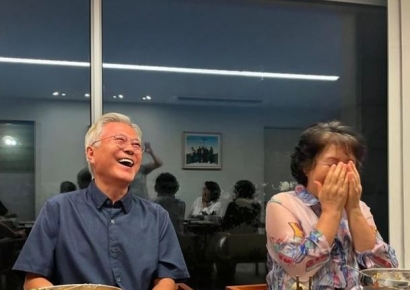 文 부부 웃는 사진 올린 탁현민 "文 물어뜯으면 나도 물어 버리겠다"