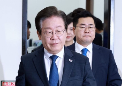 [포토] 회의장 들어서는 이재명