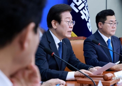 [포토] 이재명 "尹정부, 대통령 가족에 정치탄압"…文 "당당히 임할것"