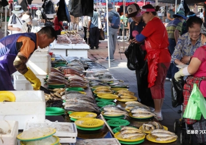 [포토] 추석 차례상 준비하는 사람들
