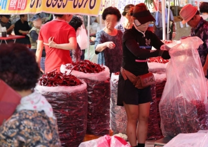 [포토] 성남 모란오일장 찾은 사람들