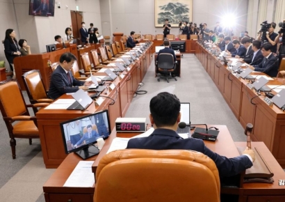 [포토] 여당 불참한 국회 운영위원회 