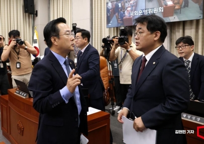 [포토] 대화하는 여야 운영위 간사