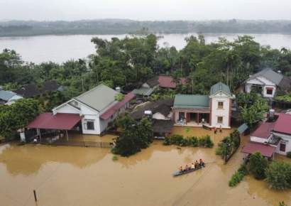 "오토바이 날아갈라" 바람막아준 차량들…최악 태풍 베트남서 미담