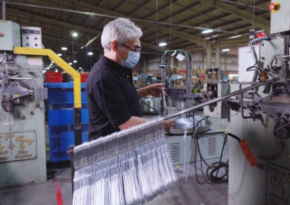 "옷걸이 수입 관세 187%" 중국산에 대항한 美 사장님의 행동