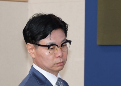 [포토] 배드민턴협회 감사 결과 발표위해 입장하는 이정우 국장