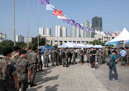 [포토] 취업박람회장 찾은 국군장병들