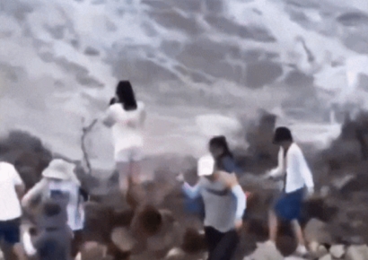 '조수해일' 진풍경 찍으려다…급류에 휩쓸린 중국 관광객들