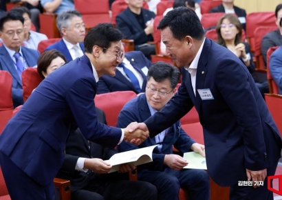 [포토] 악수하는 신영대-박성민