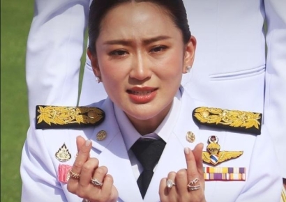 제복 입고 '손가락 하트' 했다고 '헌법 위반'…태국 38세 총리 '위기'